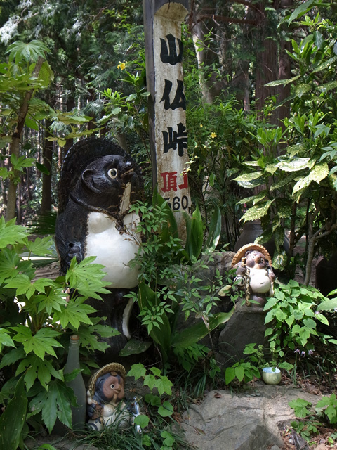 小仏峠に鎮座していたタヌキたち