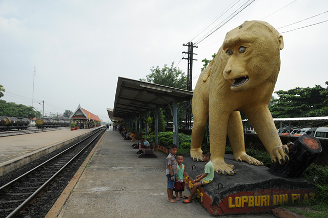 ロッブリーの駅にある巨大な猿のオブジェ